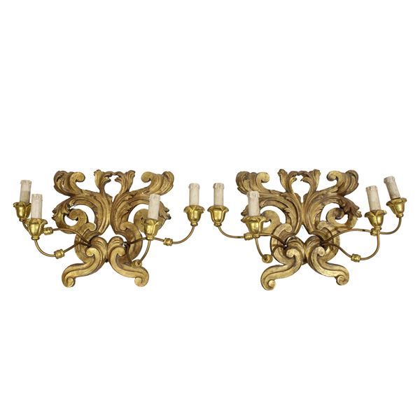 Coppia di appliques a quattro luci in legno dorato