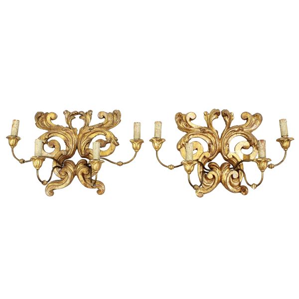 Coppia di appliques a quattro luci in legno dorato