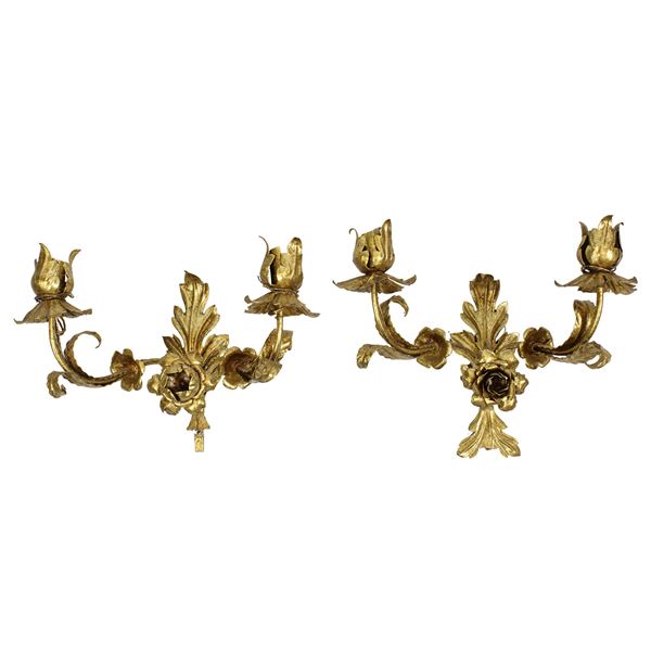 Coppia di appliques a due luci in metallo dorato