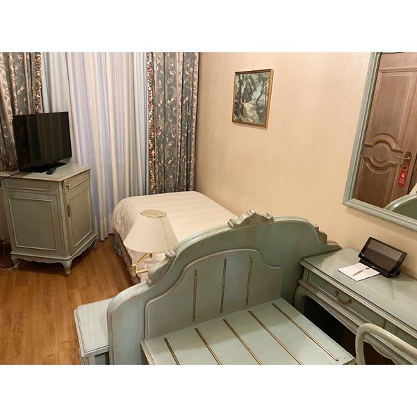 Due camere singole in legno laccato verde