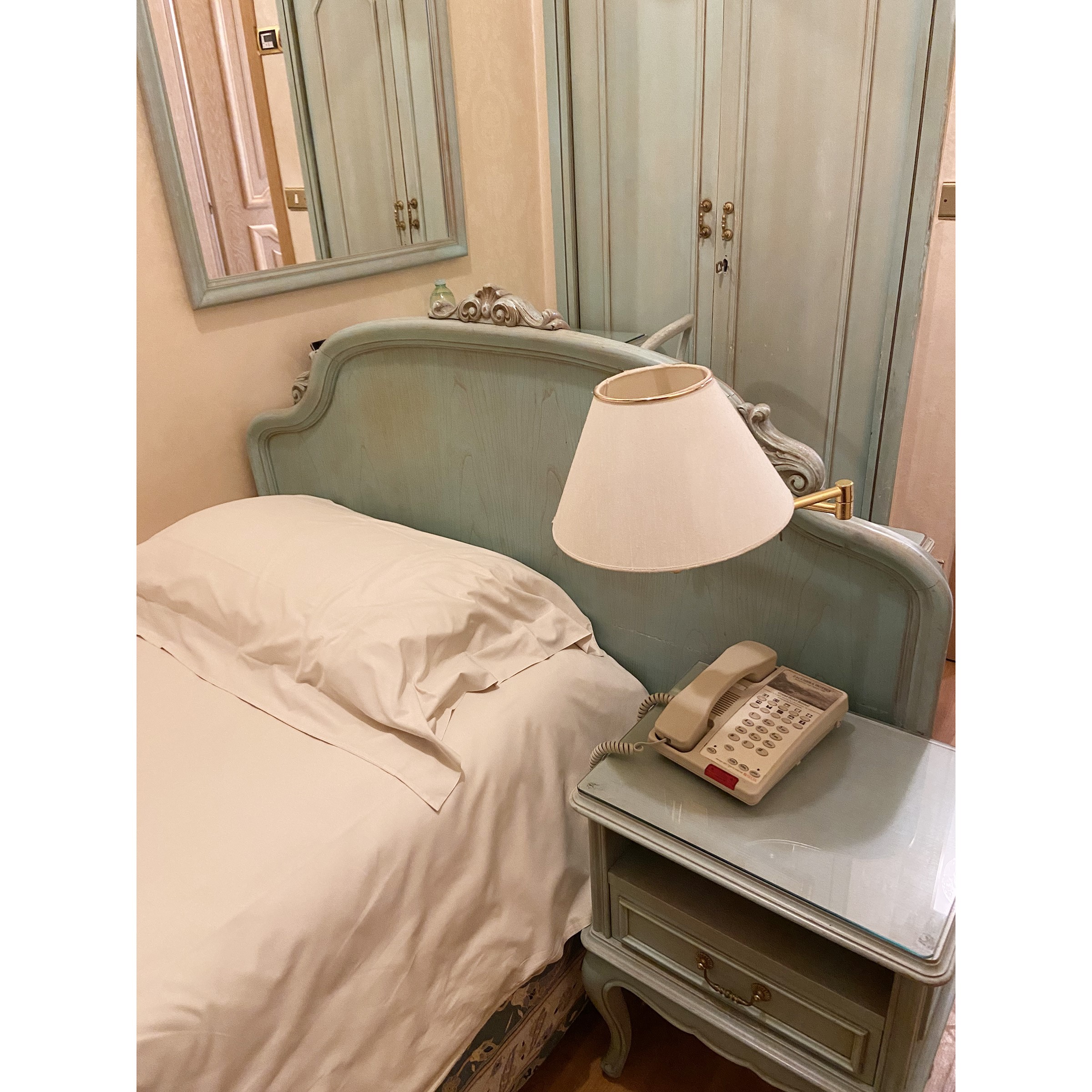 Due Camere Singole in Legno Laccato Verde