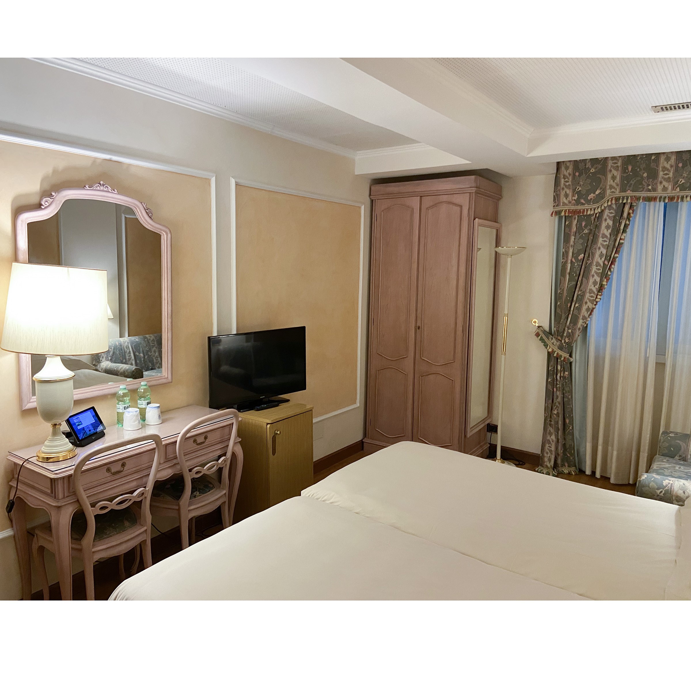 Cinque camere doppie in legno tinto rosa