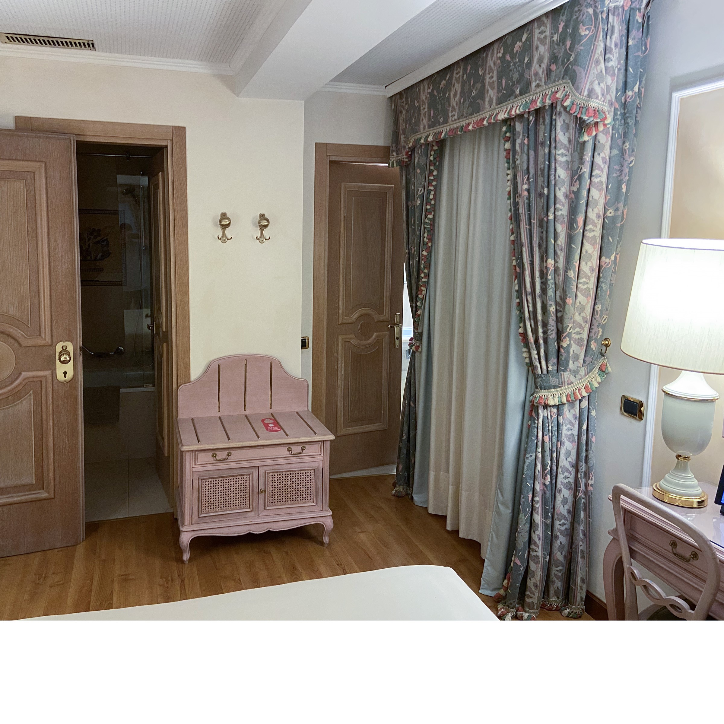 Cinque camere doppie in legno tinto rosa