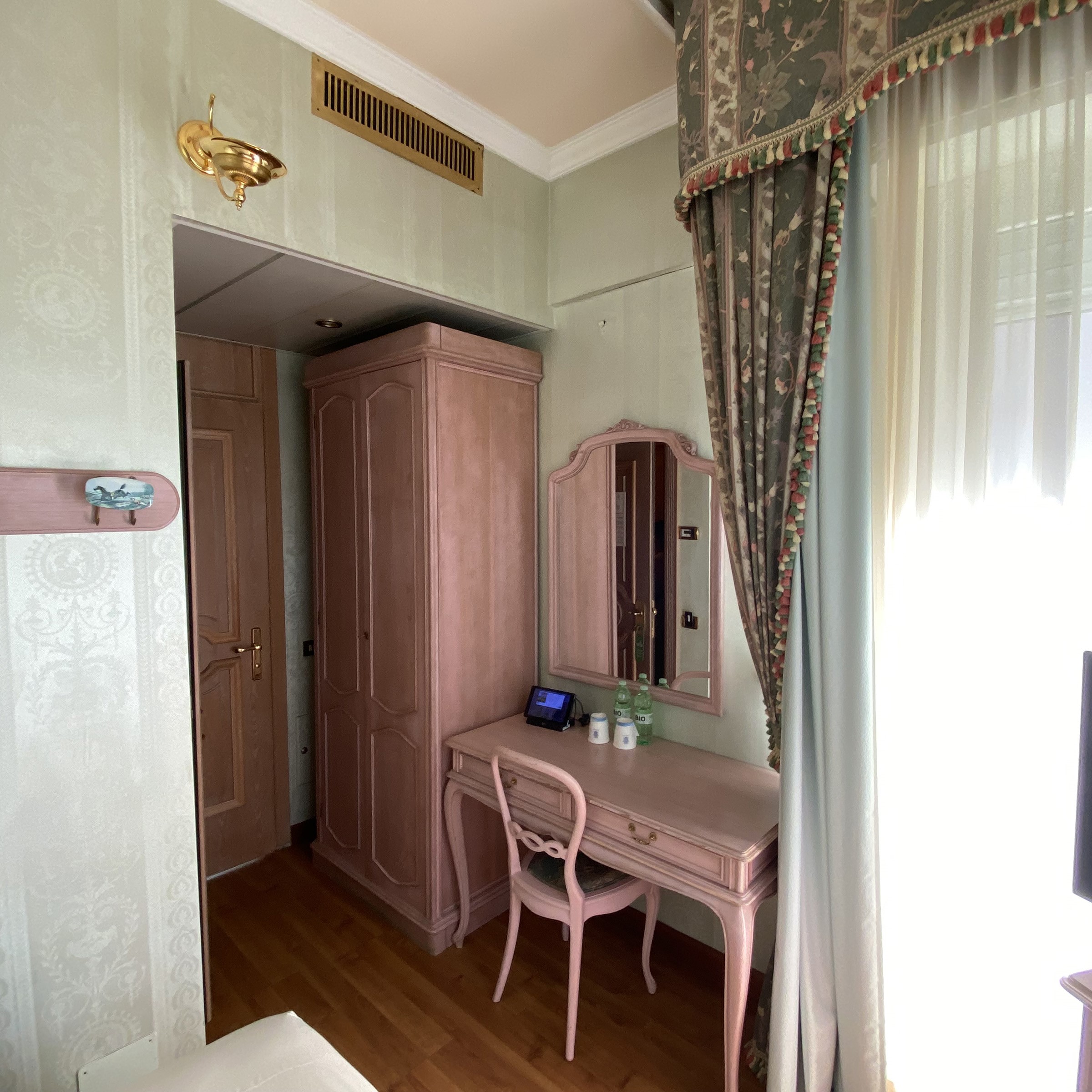 Cinque Camere Matrimoniale in Legno Tinto Rosa