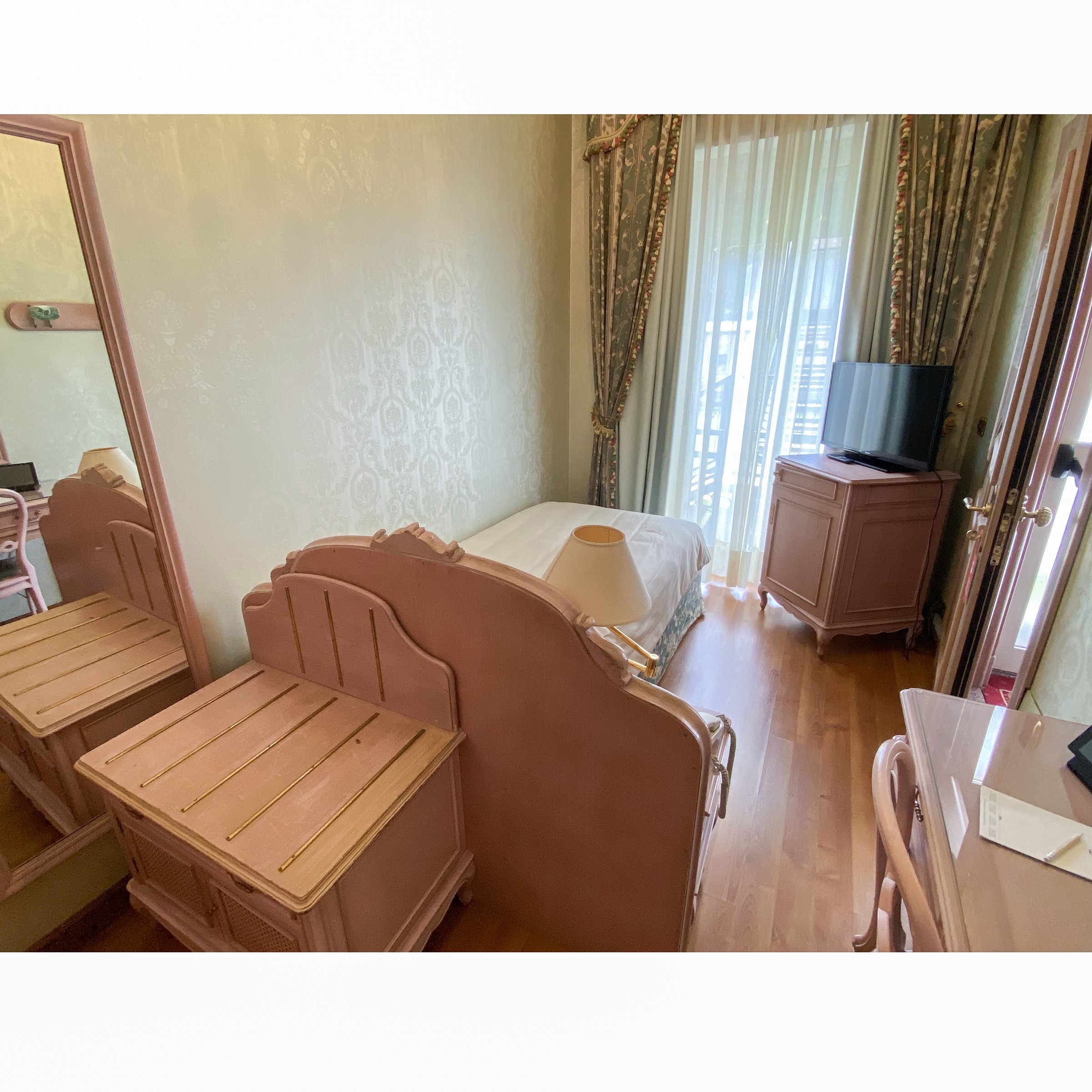 Camera Singola in Legno Laccato Rosa