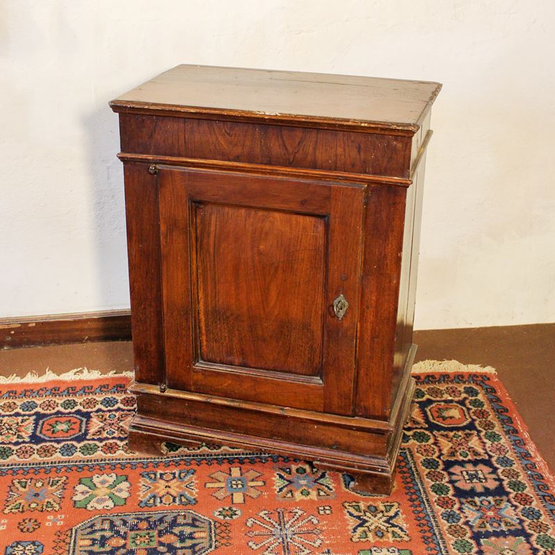 Comodino in noce  (Italia, XIX sec.)  - Asta Gli Arredi di Villa "Le Marchesane" - San Luca Casa d'Aste