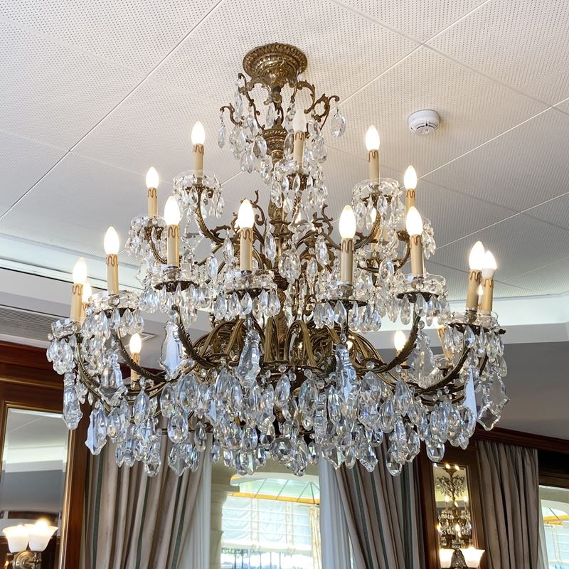 Grande lampadario a 27 luci  (Italia, XX sec.)  - Asta Gli Arredi del Grand Hotel Bristol sul Lago Maggiore - San Luca Casa d'Aste