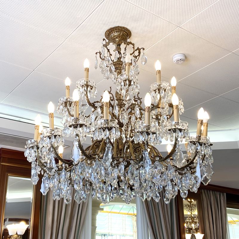 Grande lampadario a 27 luci  (Italia, XX sec.)  - Asta Gli Arredi del Grand Hotel Bristol sul Lago Maggiore - San Luca Casa d'Aste