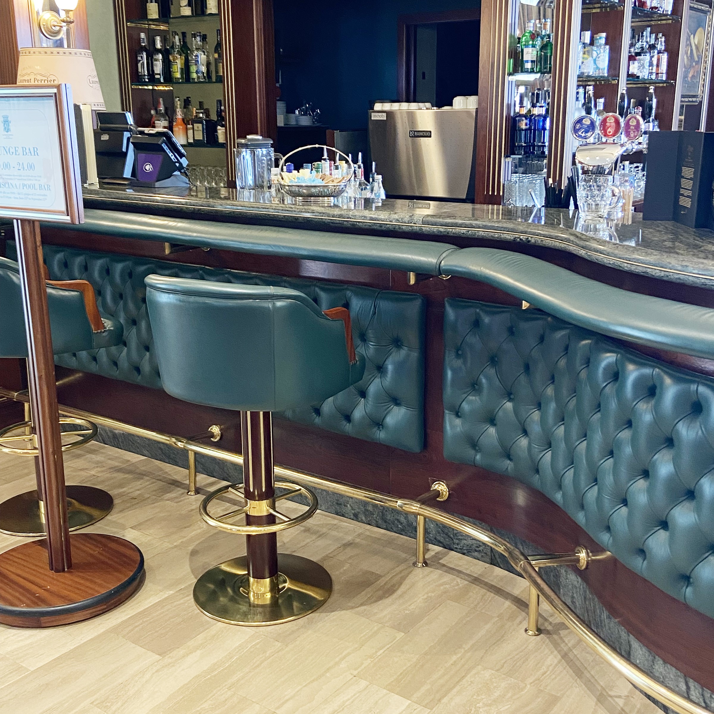 Grande Bancone Bar in Mogano