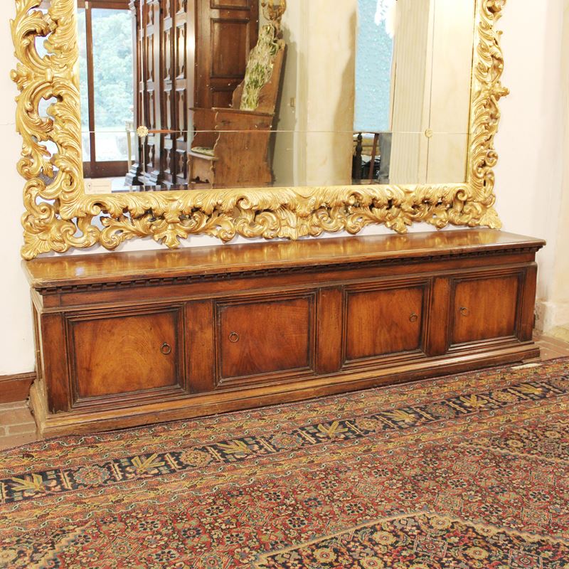 ♦ Mobile basso in noce  (Italia, XX sec.)  - Asta Gli Arredi di Villa "Le Marchesane" - San Luca Casa d'Aste