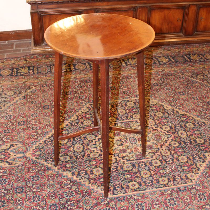 Tavolino in mogano  (Inghilterra, XIX sec.)  - Asta Gli Arredi di Villa "Le Marchesane" - San Luca Casa d'Aste