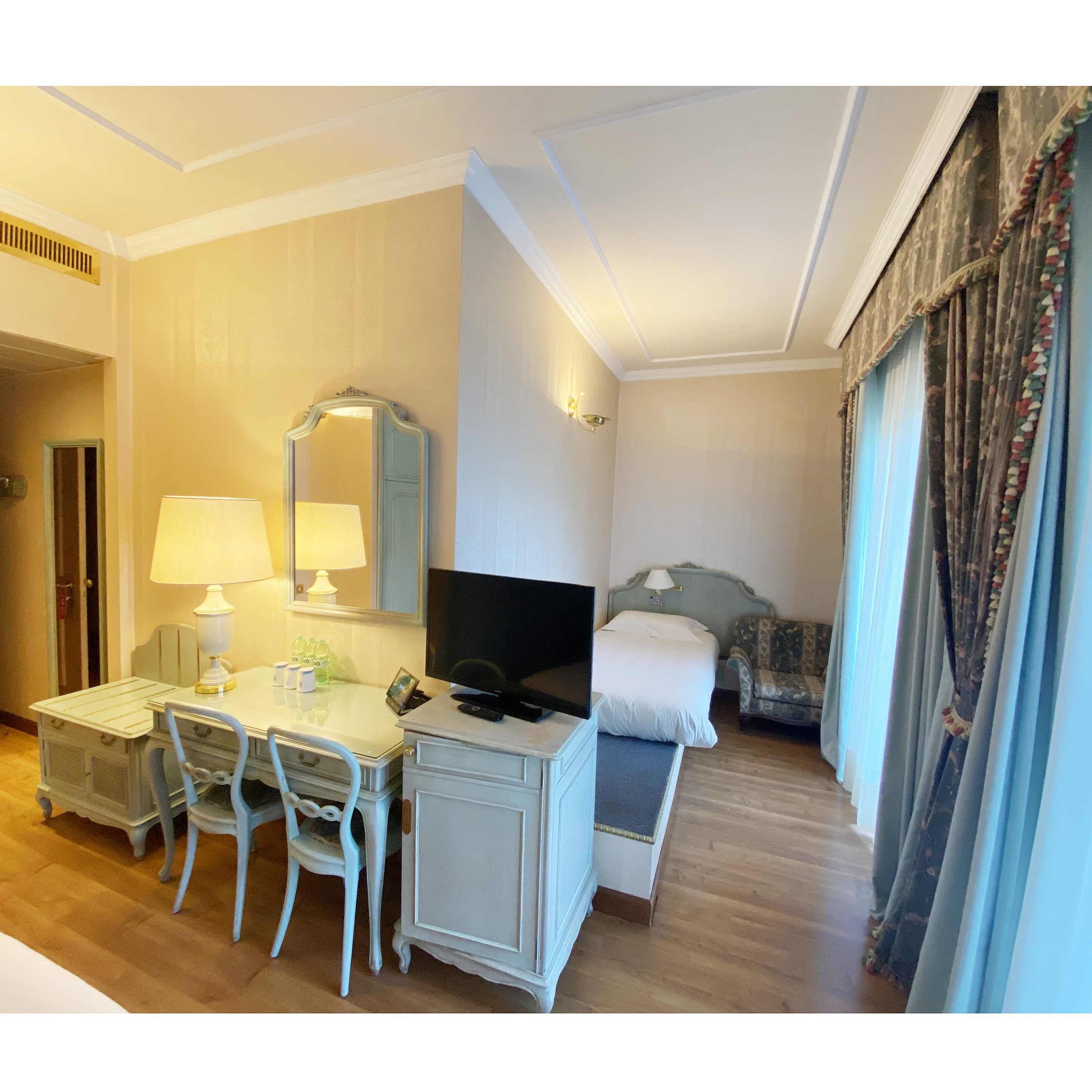 Camera tripla in legno tinto verde