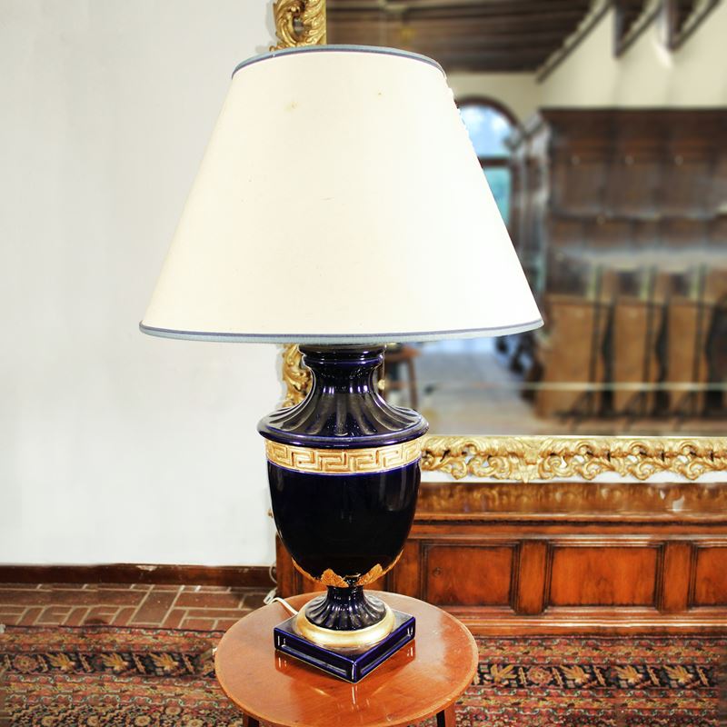 Lampada da tavolo in porcellana smaltata e dorata  (Italia, XX sec.)  - Asta Gli Arredi di Villa "Le Marchesane" - San Luca Casa d'Aste