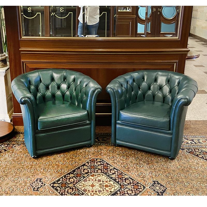 Coppia di poltrone in ecopelle verde  (Italia, XX sec.)  - Asta Gli Arredi del Grand Hotel Bristol sul Lago Maggiore - San Luca Casa d'Aste
