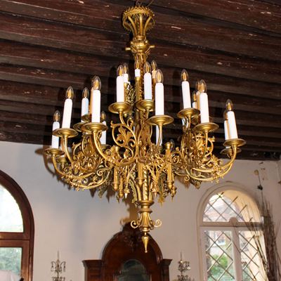 Lampadario a Trenta Luci in Bronzo Dorato