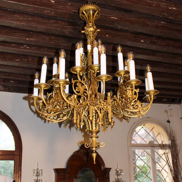 Lampadario a trenta luci in bronzo dorato