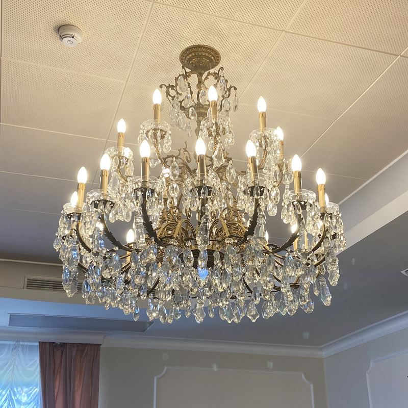 Grande lampadario a 27 luci  (Italia, XX sec.)  - Asta Gli Arredi del Grand Hotel Bristol sul Lago Maggiore - San Luca Casa d'Aste