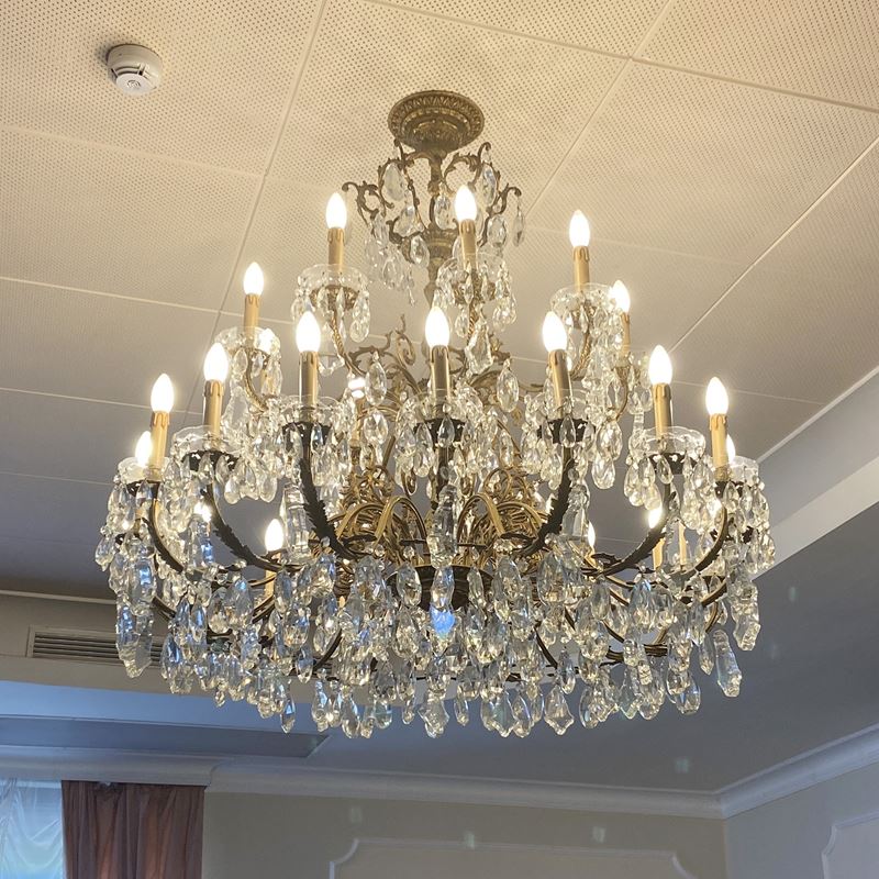 Grande lampadario a 27 luci  (Italia, XX sec.)  - Asta Gli Arredi del Grand Hotel Bristol sul Lago Maggiore - San Luca Casa d'Aste