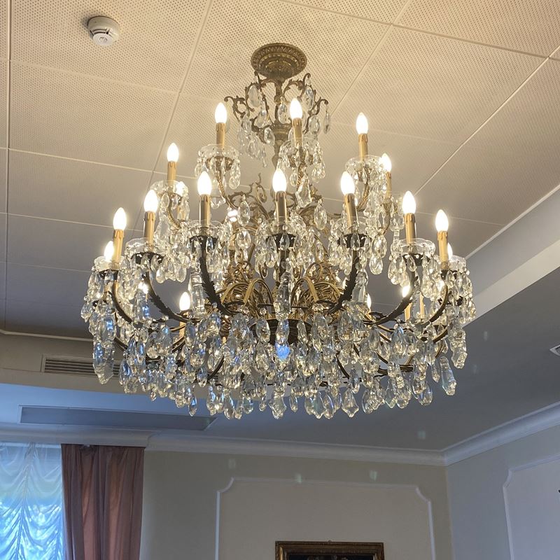 Grande lampadario a 27 luci  (Italia, XX sec.)  - Asta Gli Arredi del Grand Hotel Bristol sul Lago Maggiore - San Luca Casa d'Aste