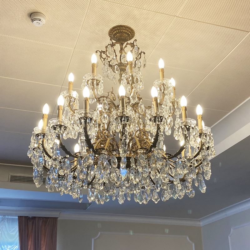 Grande lampadario a 27 luci  (Italia, XX sec.)  - Asta Gli Arredi del Grand Hotel Bristol sul Lago Maggiore - San Luca Casa d'Aste