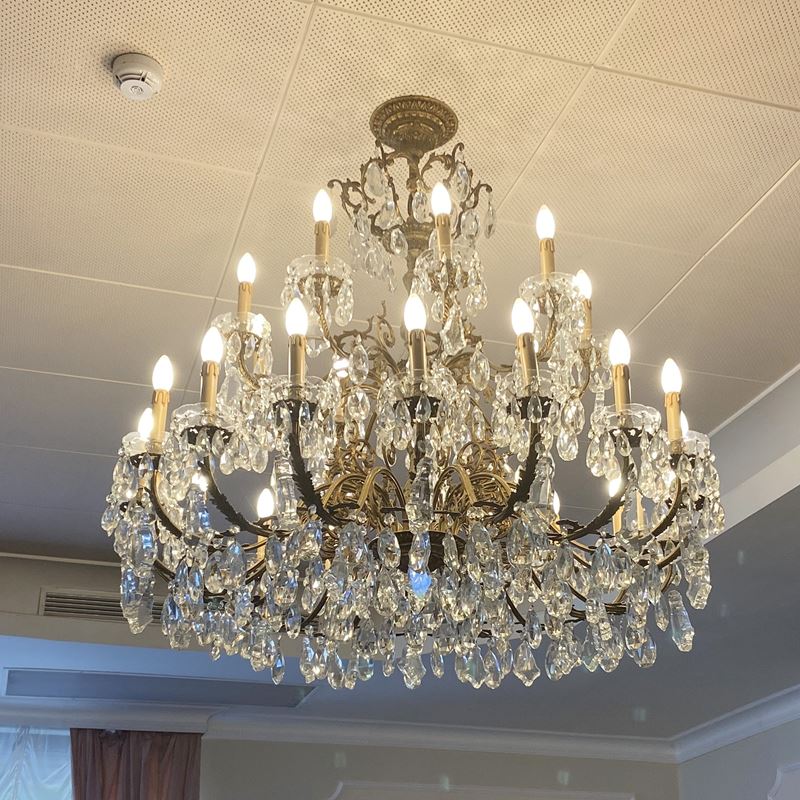 Grande lampadario a 27 luci  (Italia, XX sec.)  - Asta Gli Arredi del Grand Hotel Bristol sul Lago Maggiore - San Luca Casa d'Aste