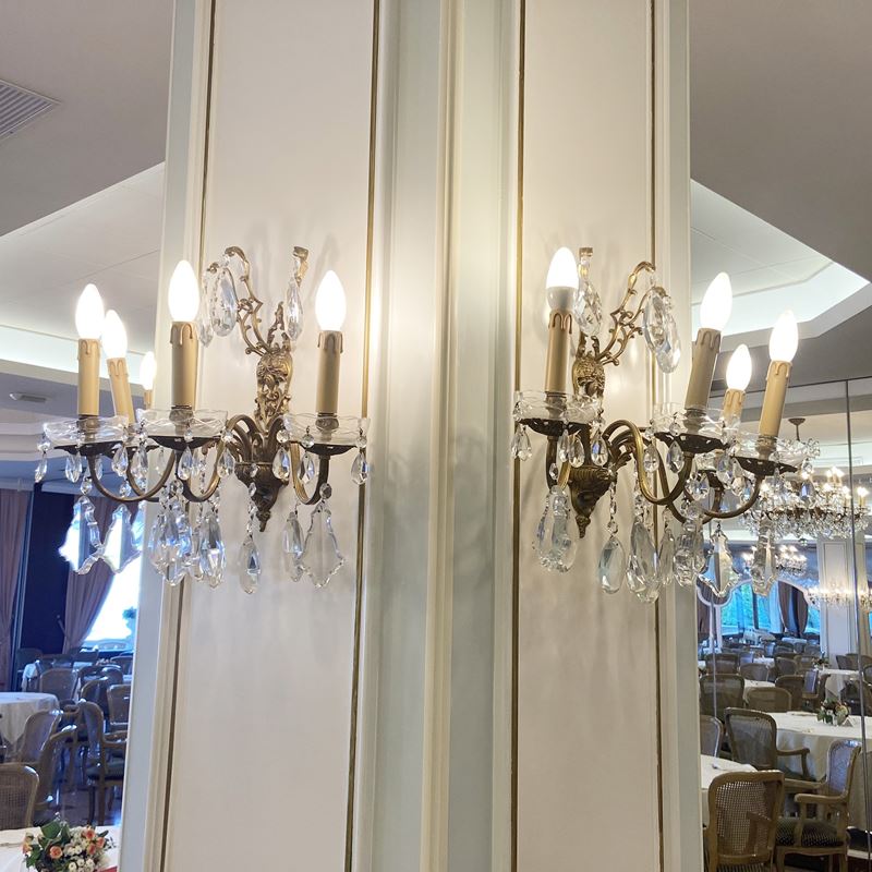Coppia di appliques a quattro luci  (Italia, XX sec.)  - Asta Gli Arredi del Grand Hotel Bristol sul Lago Maggiore - San Luca Casa d'Aste