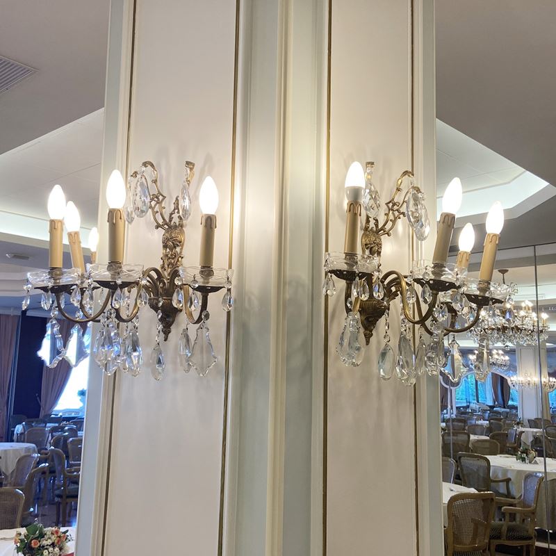 Coppia di appliques a quattro luci  (Italia, XX sec.)  - Asta Gli Arredi del Grand Hotel Bristol sul Lago Maggiore - San Luca Casa d'Aste