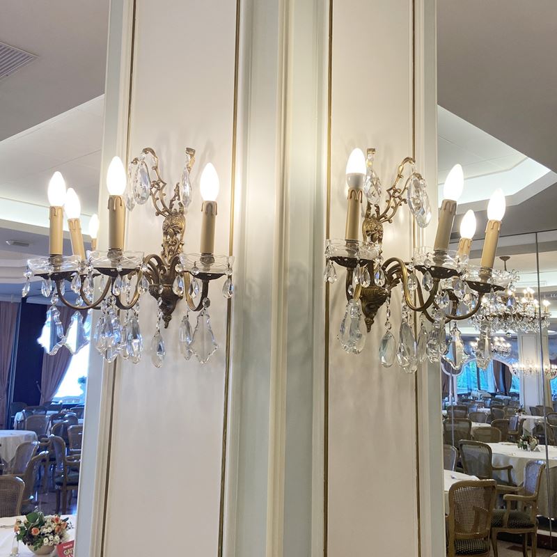 Coppia di appliques a quattro luci  (Italia, XX sec.)  - Asta Gli Arredi del Grand Hotel Bristol sul Lago Maggiore - San Luca Casa d'Aste
