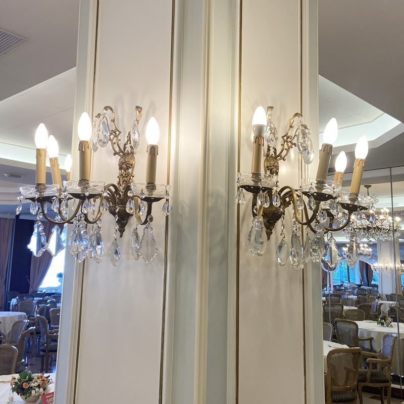 Coppia di appliques a quattro luci  (Italia, XX sec.)  - Asta Gli Arredi del Grand Hotel Bristol sul Lago Maggiore - San Luca Casa d'Aste