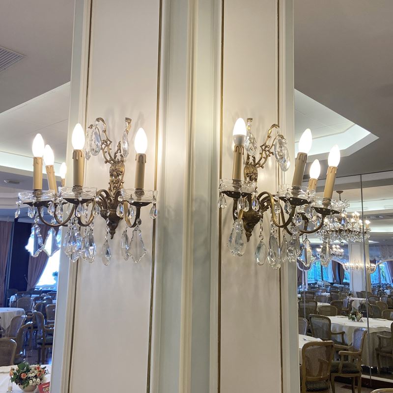 Coppia di appliques a quattro luci  (Italia, XX sec.)  - Asta Gli Arredi del Grand Hotel Bristol sul Lago Maggiore - San Luca Casa d'Aste