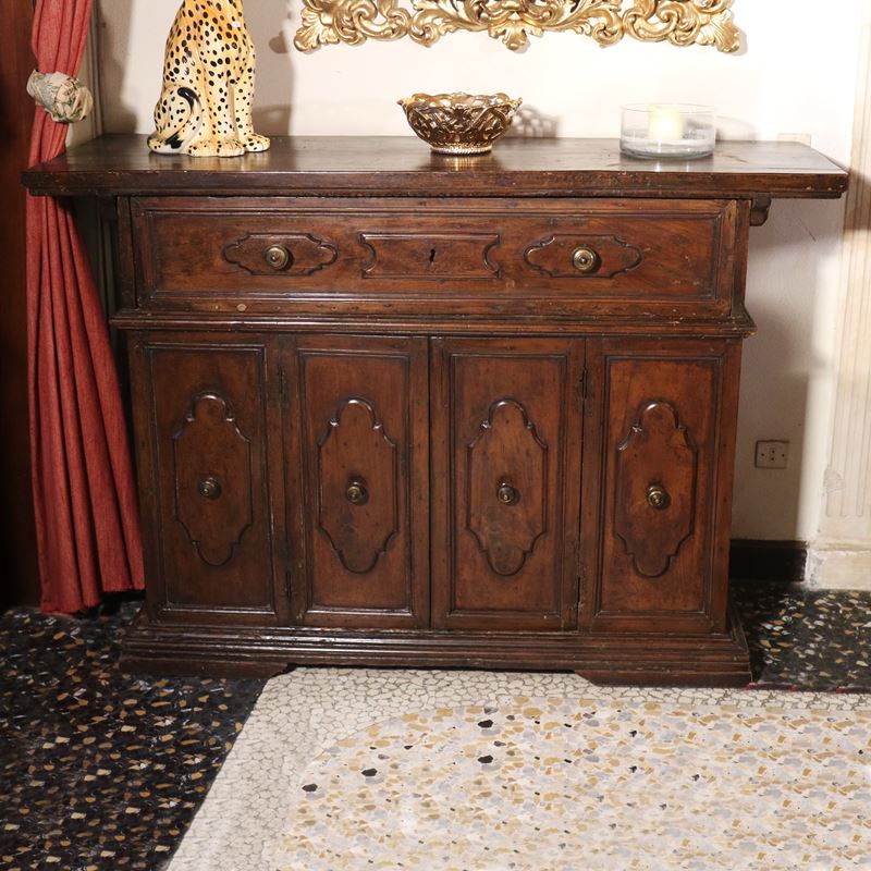 Credenza in noce  (Italia, XVIII sec.)  - Asta Gli Arredi di Villa "Le Marchesane" - San Luca Casa d'Aste