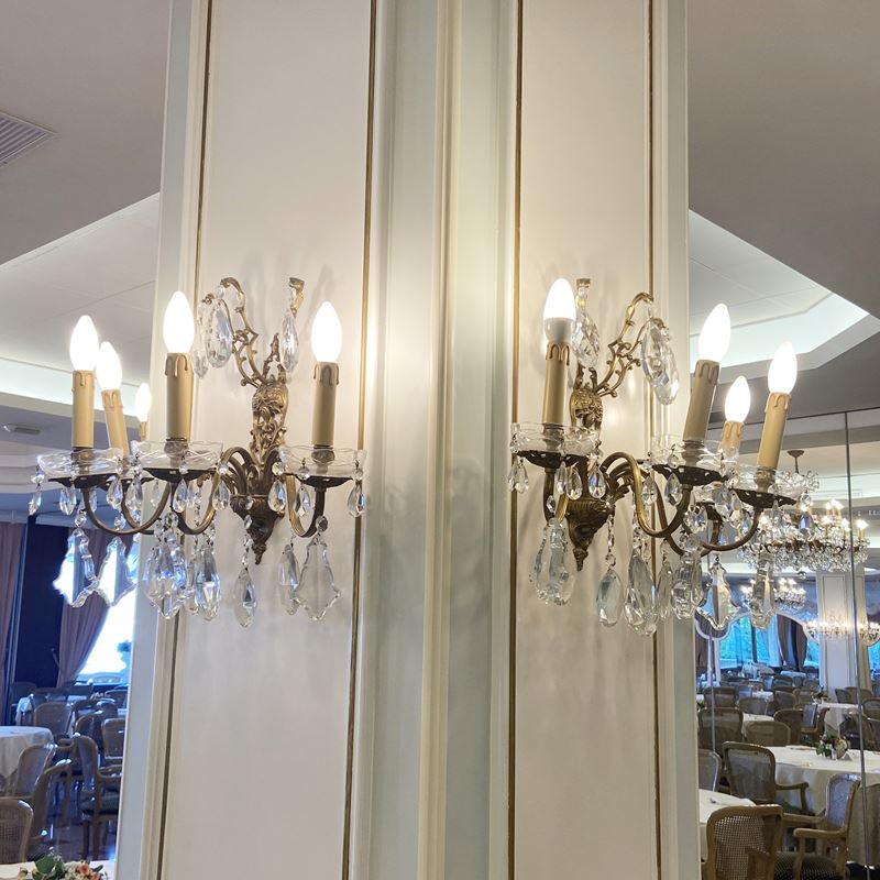 Coppia di appliques a quattro luci  (Italia, XX sec.)  - Asta Gli Arredi del Grand Hotel Bristol sul Lago Maggiore - San Luca Casa d'Aste