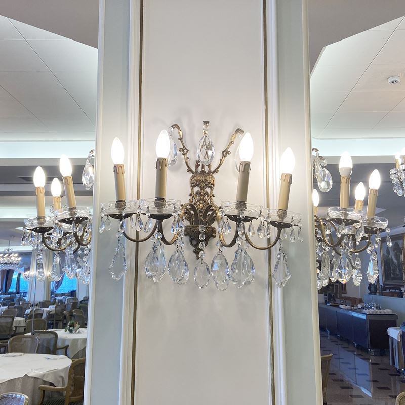 Tre appliques a quattro luci  (Italia, XX sec.)  - Asta Gli Arredi del Grand Hotel Bristol sul Lago Maggiore - San Luca Casa d'Aste