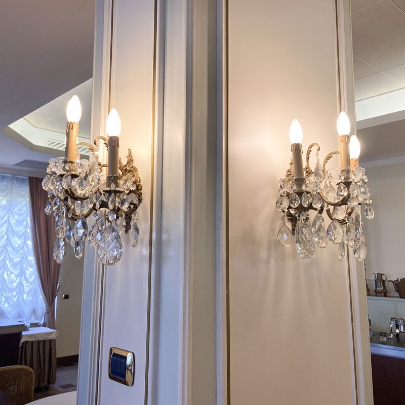 Coppia di appliques a tre luci  (Italia, XX sec.)  - Asta Gli Arredi del Grand Hotel Bristol sul Lago Maggiore - San Luca Casa d'Aste