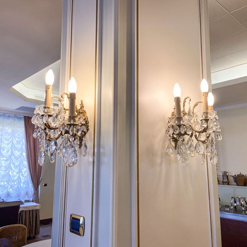 Coppia di appliques a tre luci  (Italia, XX sec.)  - Asta Gli Arredi del Grand Hotel Bristol sul Lago Maggiore - San Luca Casa d'Aste