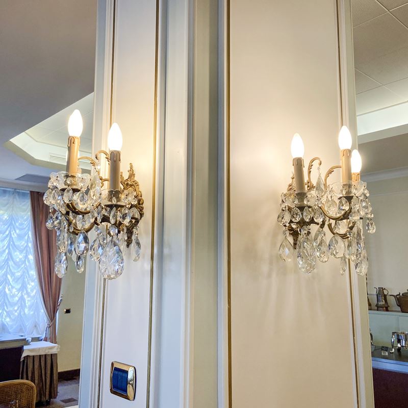 Coppia di appliques a tre luci  (Italia, XX sec.)  - Asta Gli Arredi del Grand Hotel Bristol sul Lago Maggiore - San Luca Casa d'Aste
