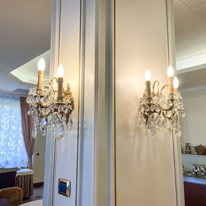 Coppia di appliques a tre luci  (Italia, XX sec.)  - Asta Gli Arredi del Grand Hotel Bristol sul Lago Maggiore - San Luca Casa d'Aste