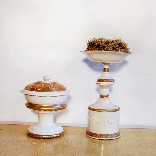 Coppia di oggetti in porcellana bianca e oro