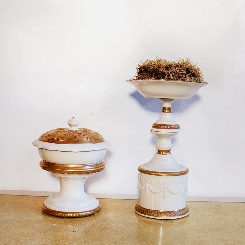 Coppia di oggetti in porcellana bianca e oro  (Italia, XX sec.)  - Asta Gli Arredi di Villa "Le Marchesane" - San Luca Casa d'Aste