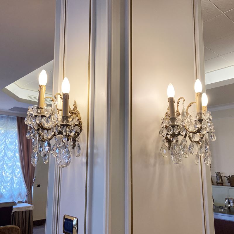 Coppia di appliques a tre luci  (Italia, XX sec.)  - Asta Gli Arredi del Grand Hotel Bristol sul Lago Maggiore - San Luca Casa d'Aste