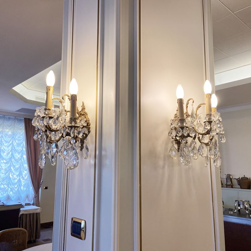 Coppia di appliques a tre luci  (Italia, XX sec.)  - Asta Gli Arredi del Grand Hotel Bristol sul Lago Maggiore - San Luca Casa d'Aste
