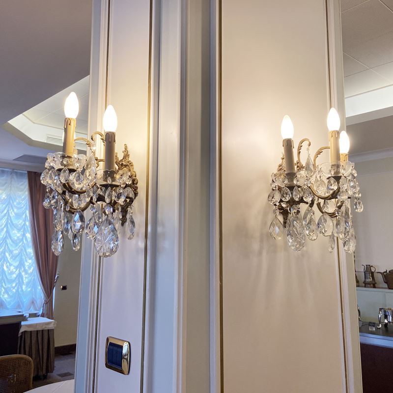 Coppia di appliques a tre luci  (Italia, XX sec.)  - Asta Gli Arredi del Grand Hotel Bristol sul Lago Maggiore - San Luca Casa d'Aste