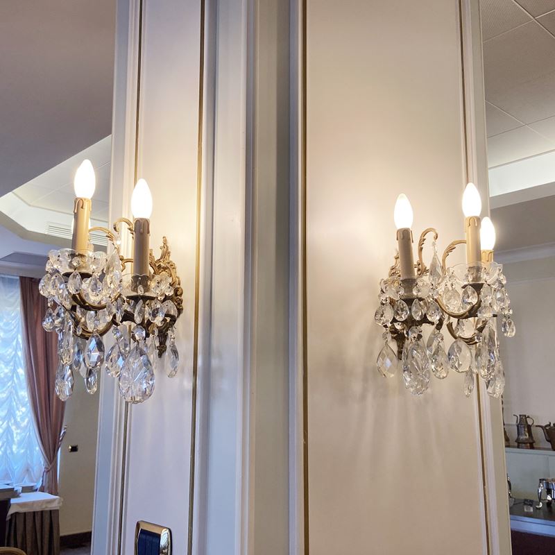 Coppia di appliques a tre luci  (Italia, XX sec.)  - Asta Gli Arredi del Grand Hotel Bristol sul Lago Maggiore - San Luca Casa d'Aste