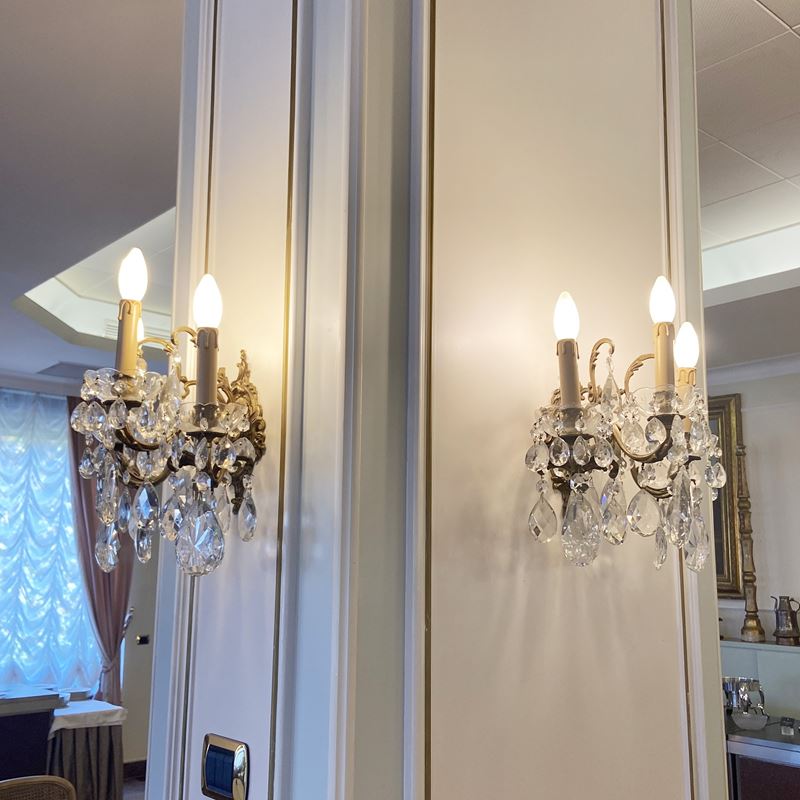 Coppia di appliques a tre luci  (Italia, XX sec.)  - Asta Gli Arredi del Grand Hotel Bristol sul Lago Maggiore - San Luca Casa d'Aste