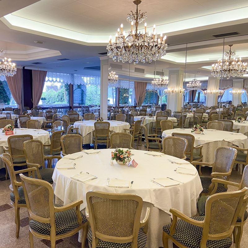 Sei sedie in legno laccato  (Italia, XX sec.)  - Asta Gli Arredi del Grand Hotel Bristol sul Lago Maggiore - San Luca Casa d'Aste