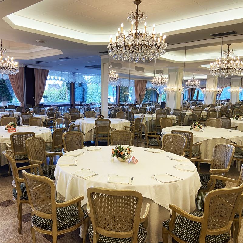 Sei sedie in legno laccato  (Italia, XX sec.)  - Asta Gli Arredi del Grand Hotel Bristol sul Lago Maggiore - San Luca Casa d'Aste