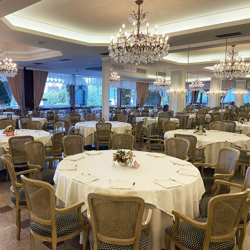 Sei sedie in legno laccato  (Italia, XX sec.)  - Asta Gli Arredi del Grand Hotel Bristol sul Lago Maggiore - San Luca Casa d'Aste