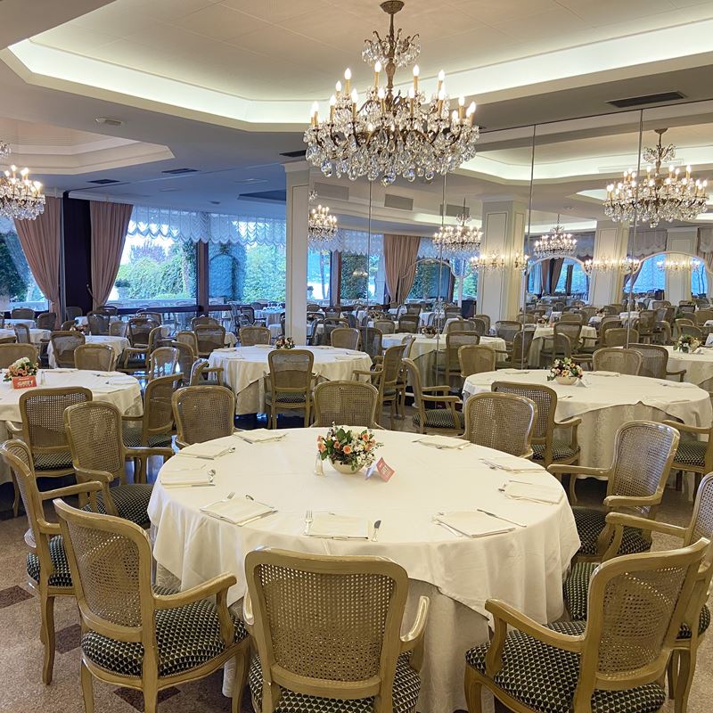 Otto sedie in legno laccato  (Italia, XX sec.)  - Asta Gli Arredi del Grand Hotel Bristol sul Lago Maggiore - San Luca Casa d'Aste