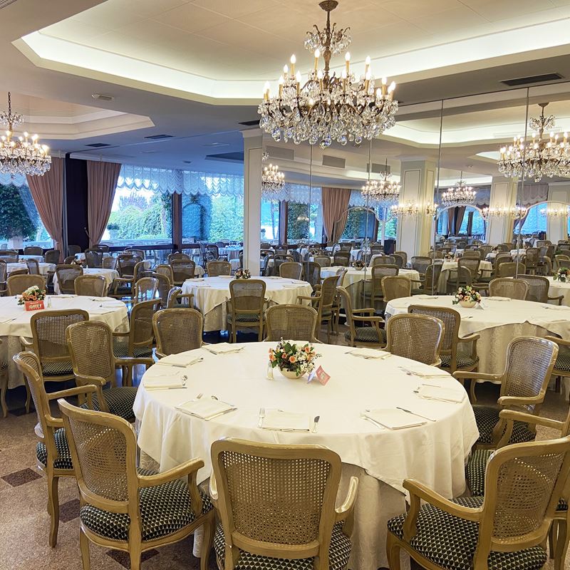 Otto sedie in legno laccato  (Italia, XX sec.)  - Asta Gli Arredi del Grand Hotel Bristol sul Lago Maggiore - San Luca Casa d'Aste