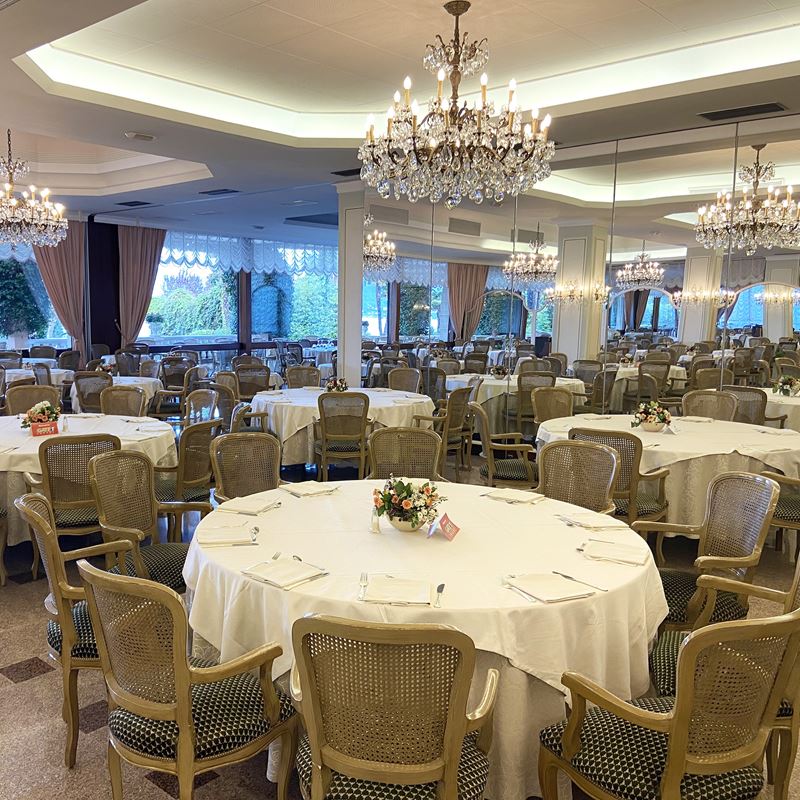 Otto sedie in legno laccato  (Italia, XX sec.)  - Asta Gli Arredi del Grand Hotel Bristol sul Lago Maggiore - San Luca Casa d'Aste
